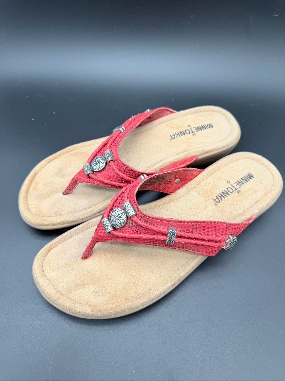 Minnetonka Women’s Leather Thong Sandals – Red – Size 8